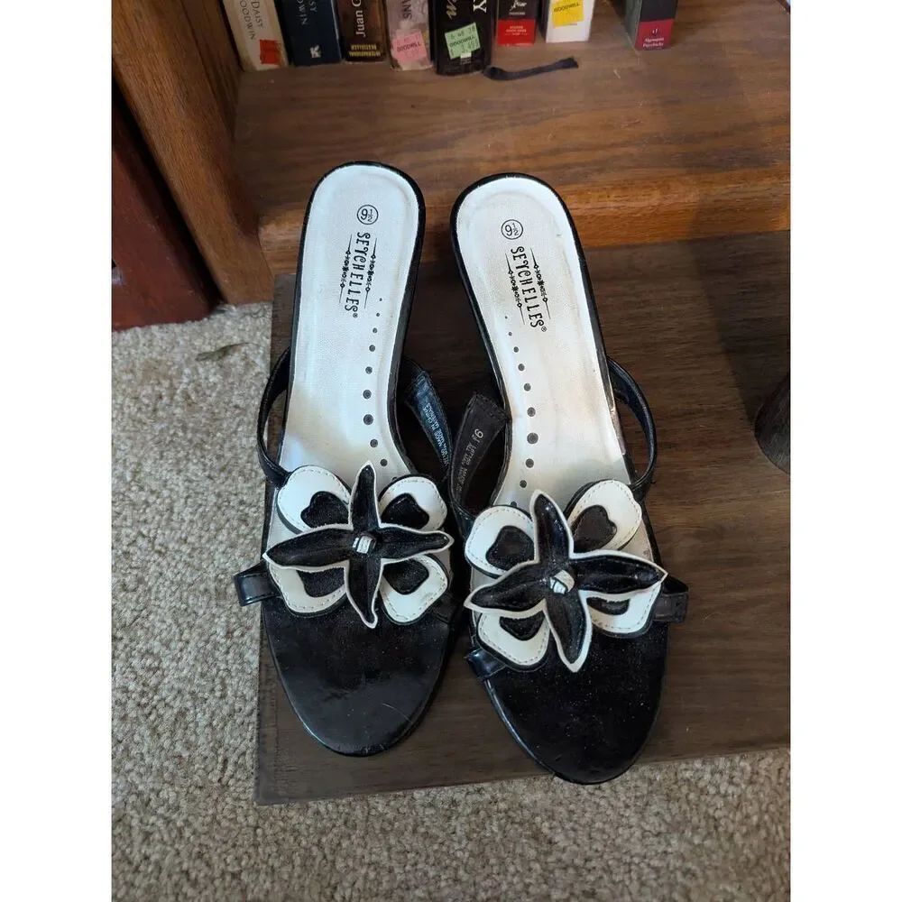 Seychelles Women's Size 9.5 Black Floral Accent Wedge open Toe Sandals